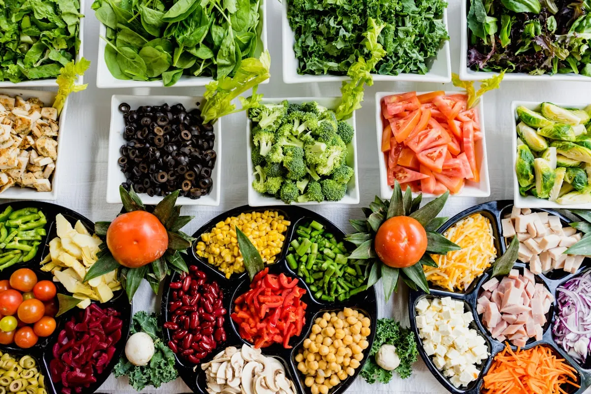 Alimentation équilibrée riche en protéines et légumes colorés — les peptides bioactifs de la whey agissent sur plusieurs voies du métabolisme lipidique