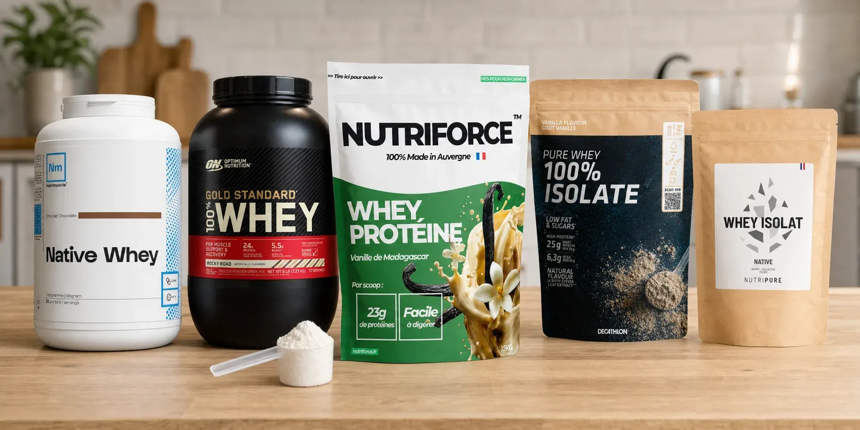 Les cinq wheys testées côte à côte sur un plan de travail : Nutriforce Whey Protéine, Nutrimuscle Native Whey, Optimum Nutrition Gold Standard, Decathlon Pure Whey Isolate et Nutripure Whey Isolat Native