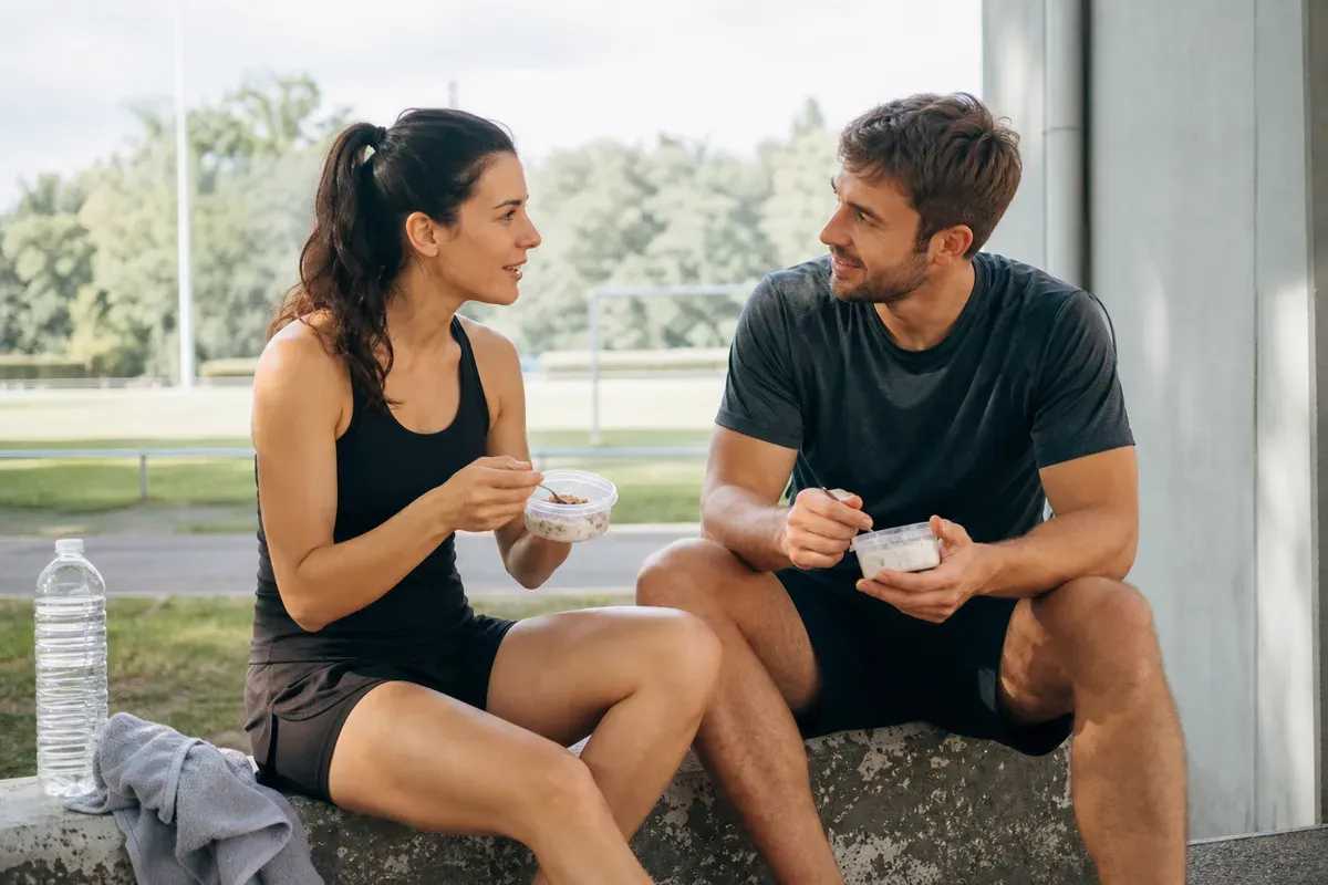Sportifs amateurs discutant de leur programme nutritionnel et d'entraînement hebdomadaire, applicable au cyclisme