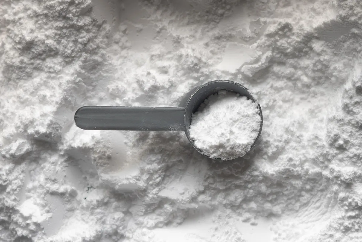 Scoop de protéine whey dosé avec précision — mesure adaptée aux objectifs féminins : perte de poids, running ou tonification