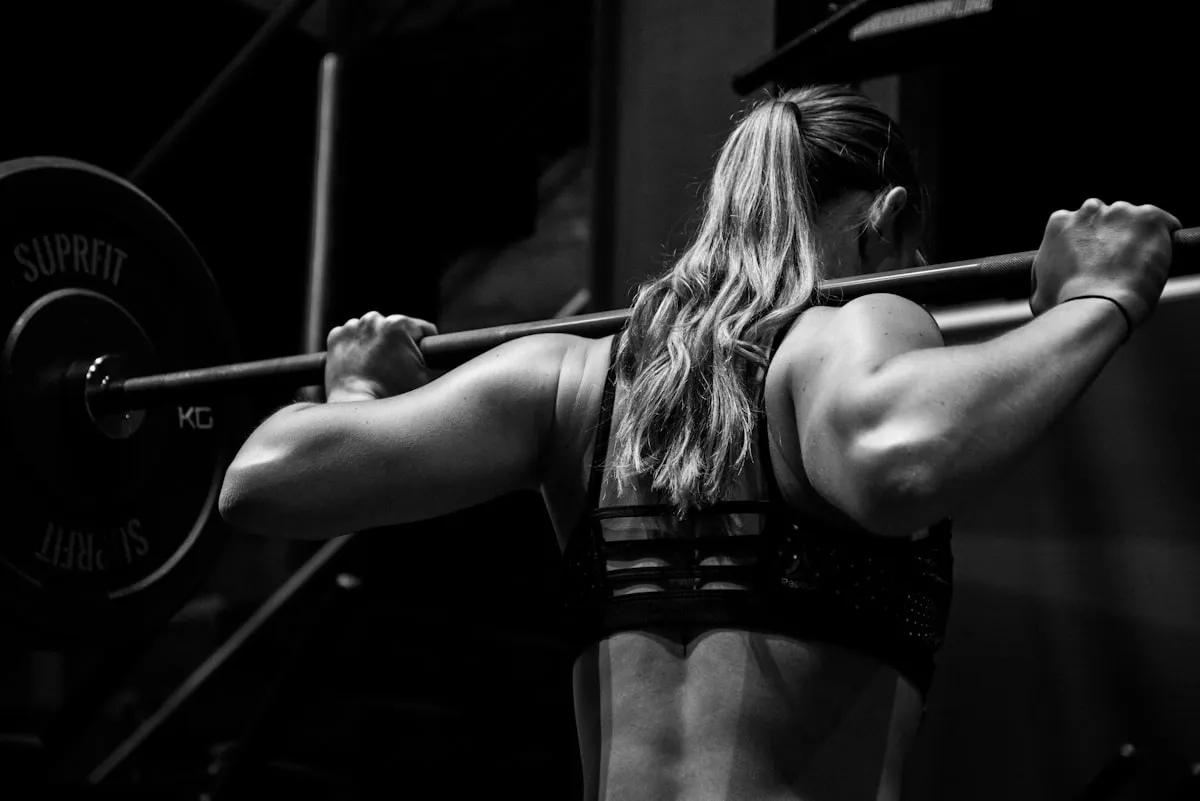 Femme en séance de fitness avec haltères — tonification musculaire féminine sans prise de volume excessive