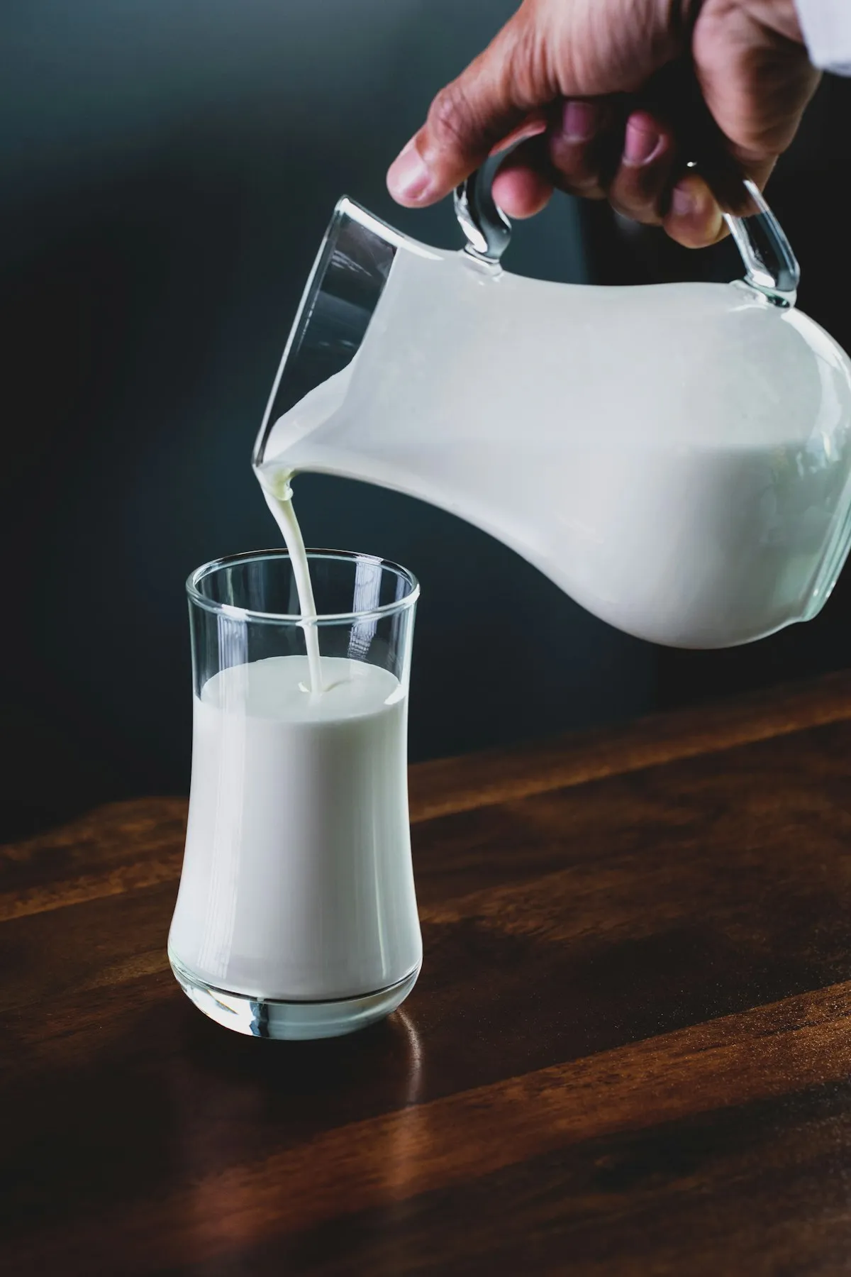 Verre de lait frais sur fond blanc — l'origine du lait est le premier critère pour identifier une vraie whey française d'Auvergne ou de Normandie