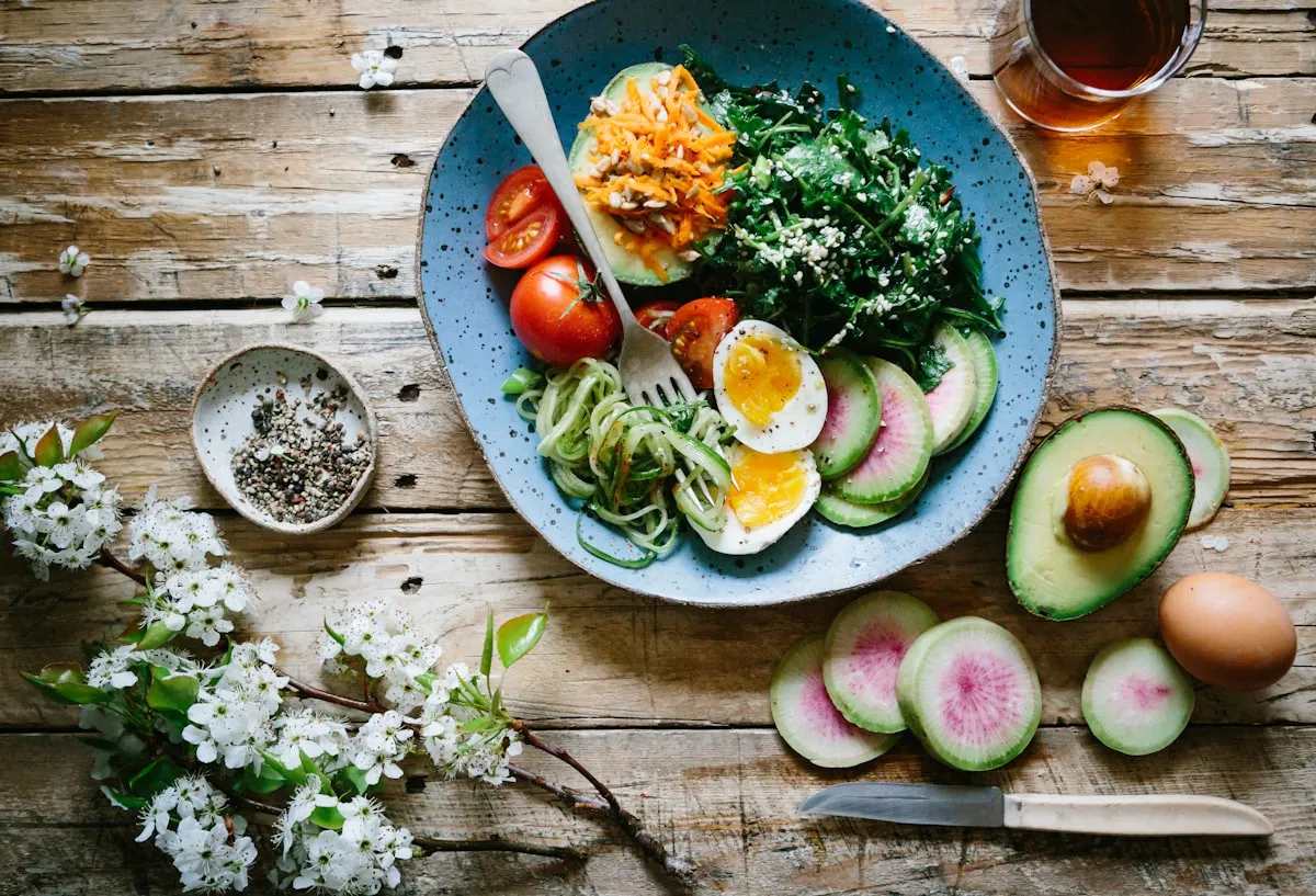 Intégrer la whey en sécurité dans une alimentation équilibrée — 1 à 2 shakers par jour, bonne hydratation et variété des sources