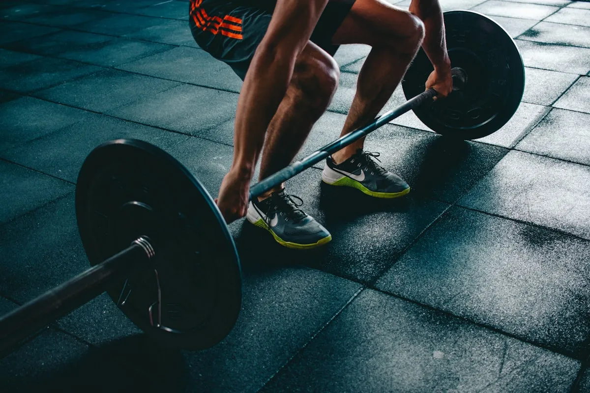 Athlète en entraînement intensif en salle de musculation — profil pour qui la whey hydrolysée peut se justifier