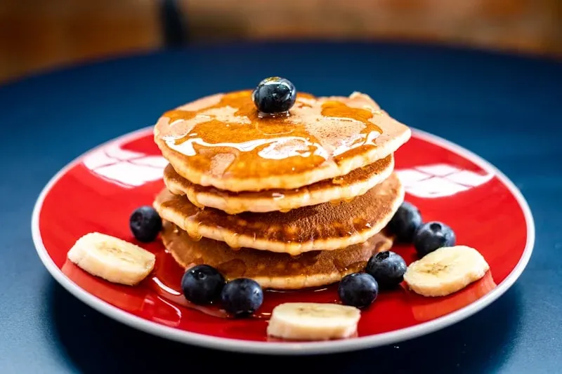 Recette de pancakes protéinés aux myrtilles avec whey vanille — petit-déjeuner sportif 30g de protéines par portion