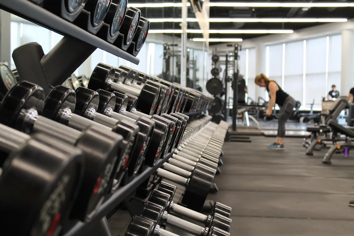 Salle de gym équipée