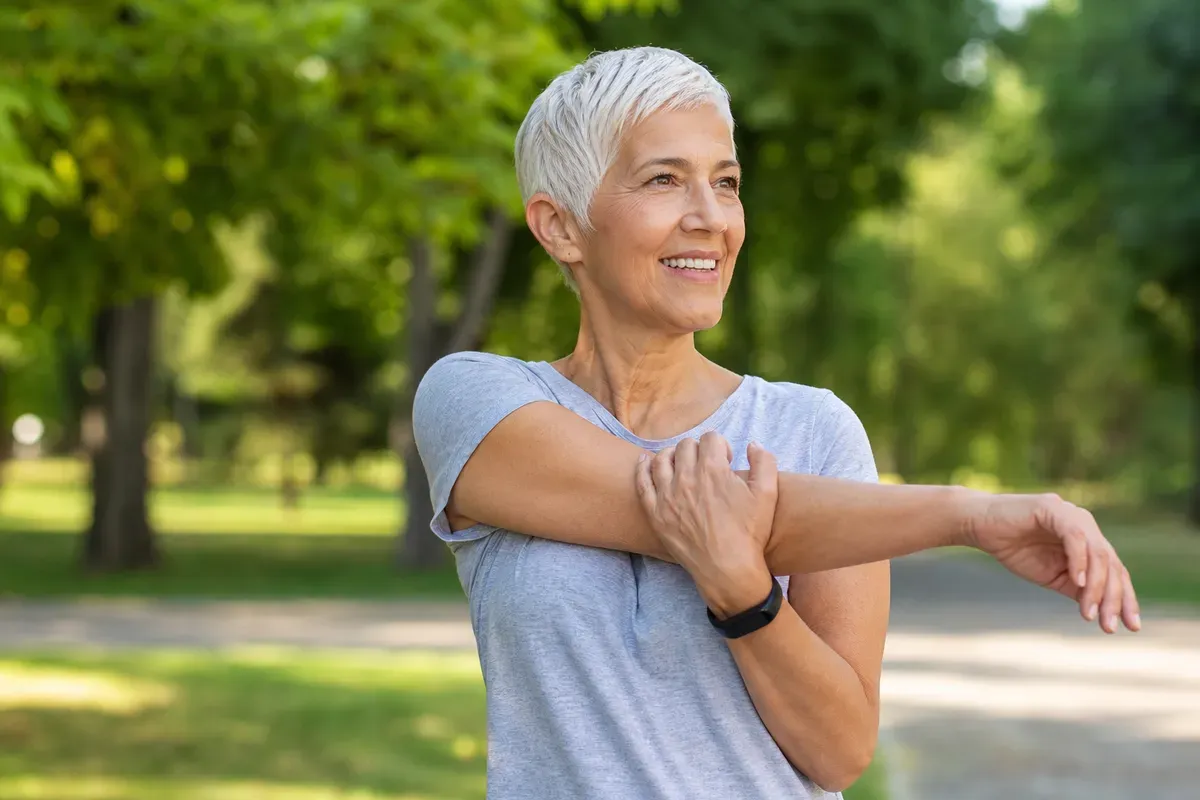 Senior actif faisant de l'exercice